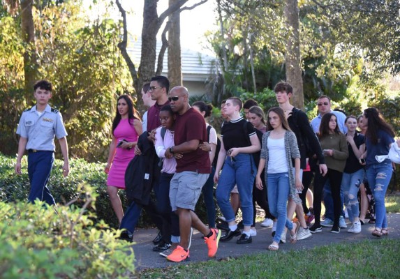 FOTOS: Drama y dolor deja tiroteo en una escuela de Florida