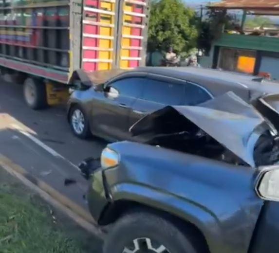 A metros de semáforo y a alta velocidad: esto sabemos de choque múltiple en Siguatepeque