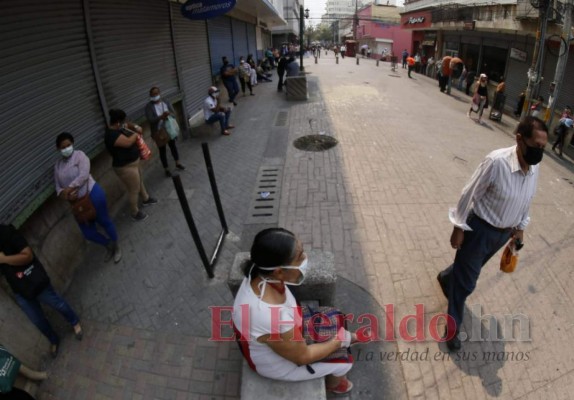 FOTOS: De forma disciplinada capitalinos acuden a los bancos