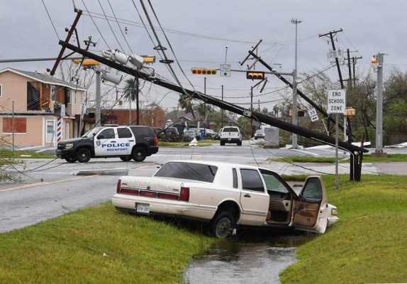 Las imágenes que dejó el primer golpe destructor del huracán Harvey en Texas