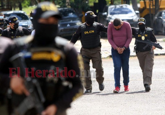 En avioneta y fuertemente custodiados, el traslado de los seis policías que cayeron con droga (FOTOS)