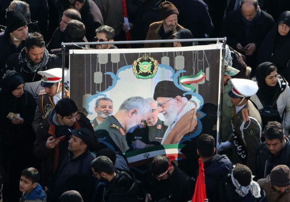 Con banderas de 'venganza severa' marea humana rinde homenaje a Qasem Soleimani   