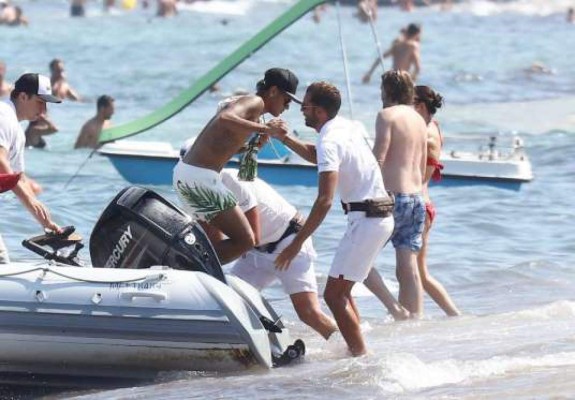 Así son las vacaciones de Neymar en París tras firmar con el PSG