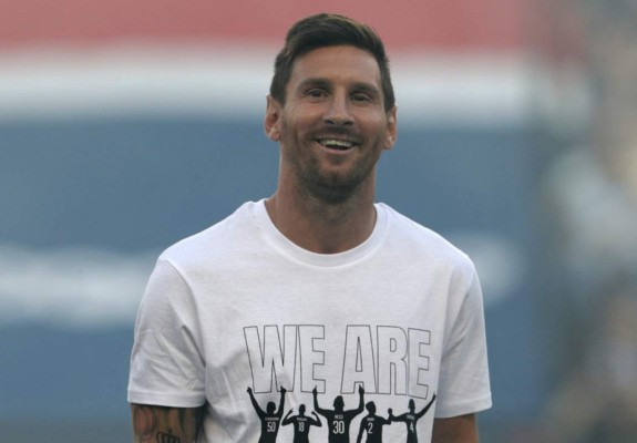 Furor y algarabía en el Parque de los Príncipes tras presentación de Messi y Ramos