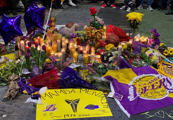 Llanto, flores y desconsuelo: fans rinden homenaje a Kobe Bryant (FOTOS)