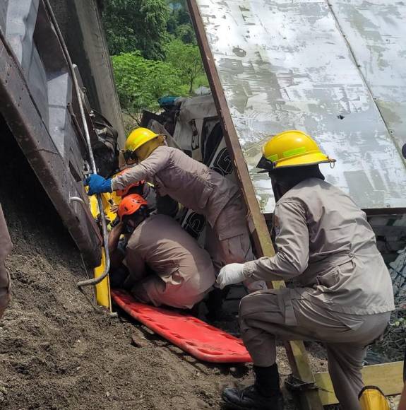 Escena del desastre: imágenes del accidente en El Progreso donde murió un niño y 15 personas resultaron heridas