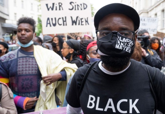 FOTOS: Negros en Europa también sufren racismo y se suman a protestas por George Floyd