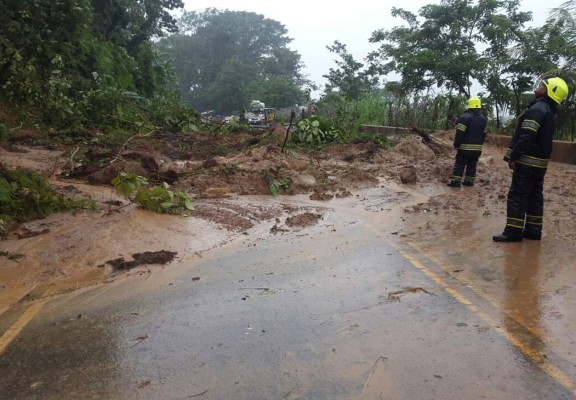 Vías interrumpidas y ríos desbordados dejan primeras lluvias en Honduras