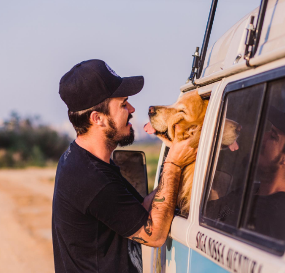 Muere influencer que recorrió el continente americano junto a su perro Shurastey