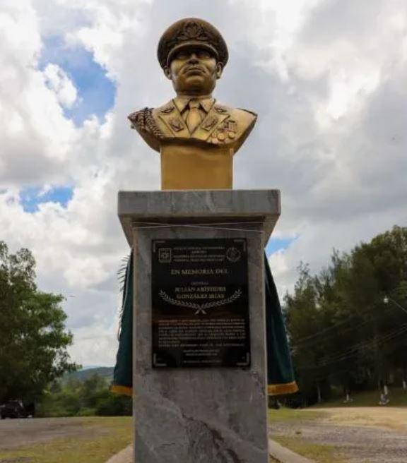 Develan busto en honor al zar antidrogas Julián Arístides González