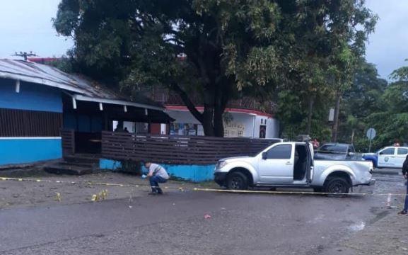 Pandilleros matan a hombre en La Ceiba y se enfrenta a tiros con policías; tras persecución uno terminó muerto y el otro herido