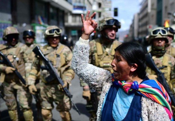 Bolivianos desafían al gobierno interino tras la muerte de cinco campesinos