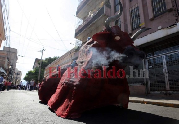 FOTOS: Coloridos desfiles protagonizaron al menos 300 escuelas en la capital