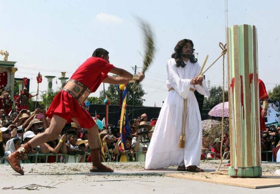 Clavados de pies y manos: El dolor real en los vía crucis más extremos del mundo