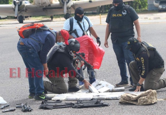 En avioneta y fuertemente custodiados, el traslado de los seis policías que cayeron con droga (FOTOS)