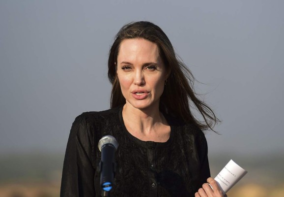 El look de Angelina Jolie durante visita a un campo de refugiados rohinyás