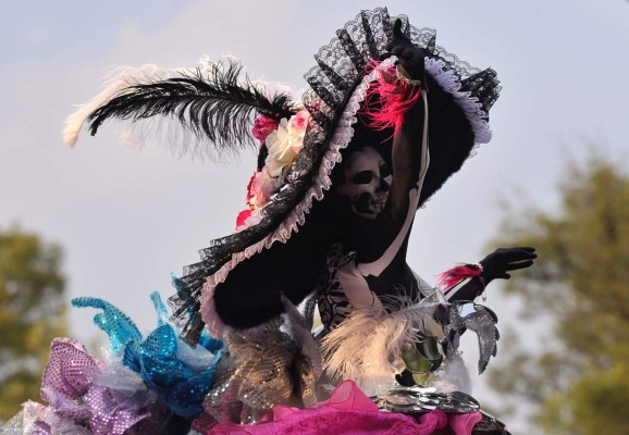 México homenajea a víctimas de terremoto en Día de Muertos