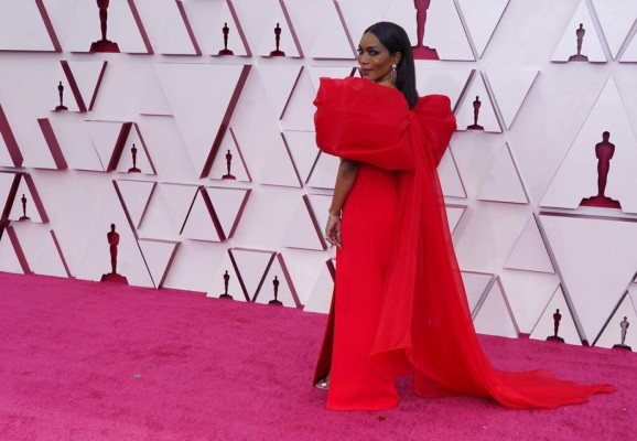 Los mejores looks de los presentadores de los Oscar 2021 (FOTOS)  