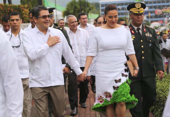 FOTOS: Elegantes vestidos de las primeras damas en desfiles patrios