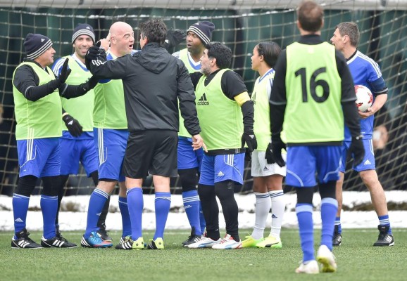 Ameno encuentro entre exjugadores disputado en la sede de la FIFA