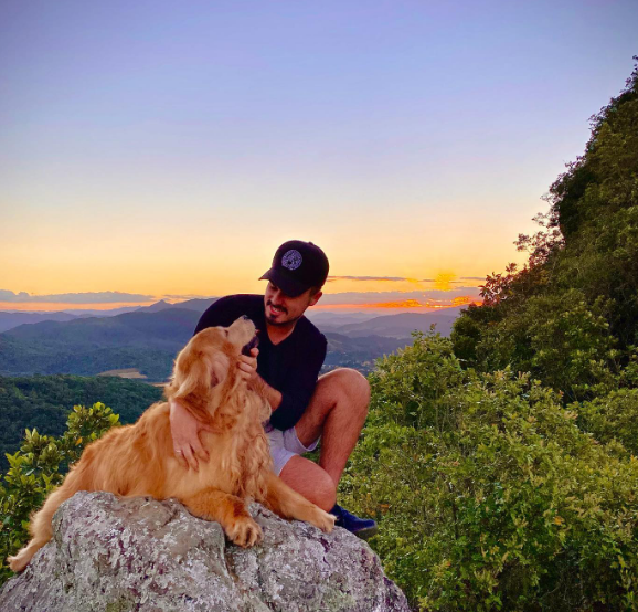 Muere influencer que recorrió el continente americano junto a su perro Shurastey