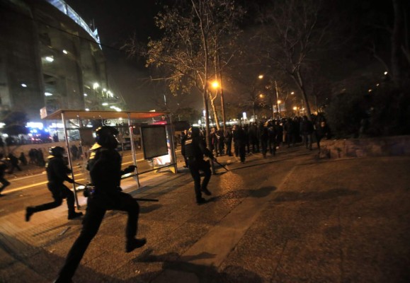 Las imágenes del caos y destrozos afuera del Camp Nou tras El Clásico