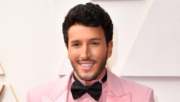 Sebastián Yatra divide las redes con su traje rosa en los Oscar 2022