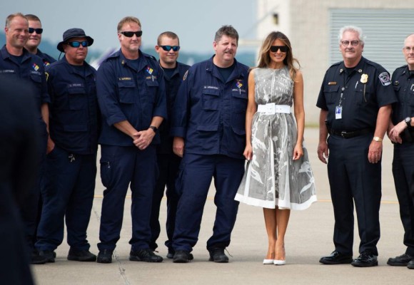 El elegante vestido floral que usó Melania Trump durante su visita a un hospital infantil en Tennessee