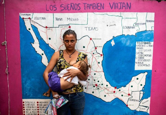 Lo que hacen los migrantes por un plato de comida en la ruta hacia Estados Unidos