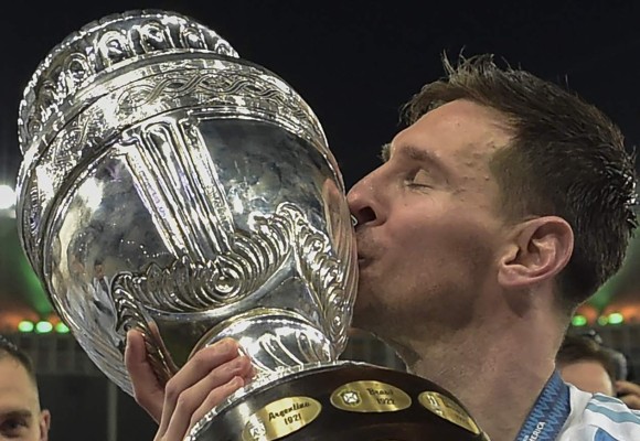 ¡Histórico! Así celebró Messi su primer título con Argentina tras ganar la Copa América