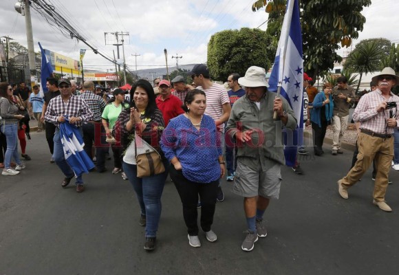 Gremios y sociedad civil marchan molestos tras cancelación de la Maccih