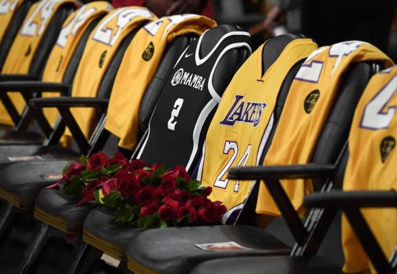 Lágrimas, aplausos y melodías: Así fue el sentido homenaje de los Lakers a Kobe Bryant