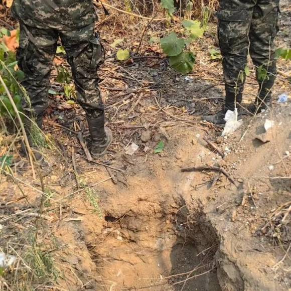 Hallan dos osamentas más en cementerio clandestino en Lomas del Carmen