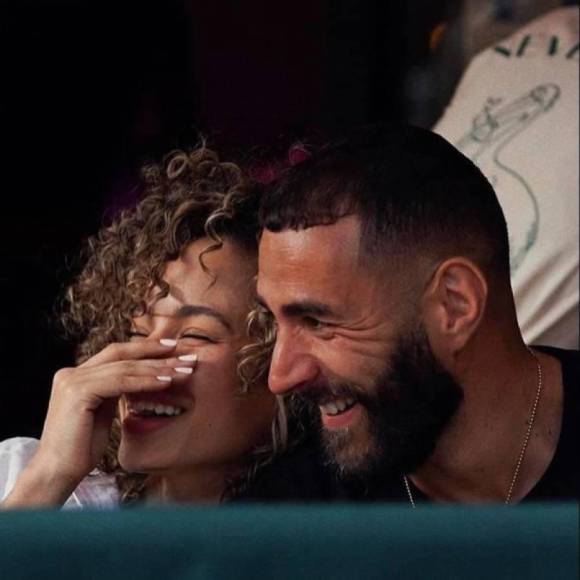 Benzema se ausenta de su equipo y aparece con linda chica