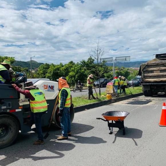 Siguen trabajos de bacheo en tres puntos del anillo periférico