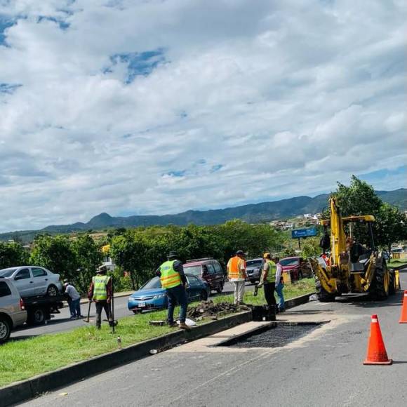 Siguen trabajos de bacheo en tres puntos del anillo periférico