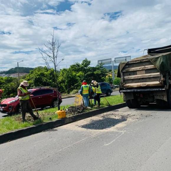 Siguen trabajos de bacheo en tres puntos del anillo periférico