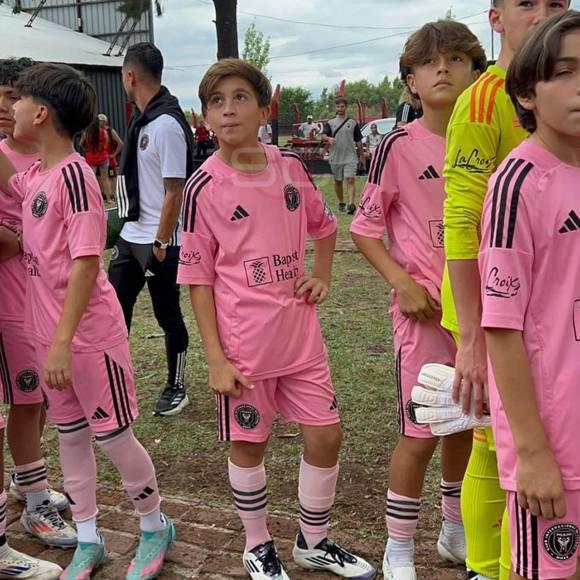 En fotos: Messi y Antonela Roccuzzo causan revuelo en Argentina tras debut de su hijo