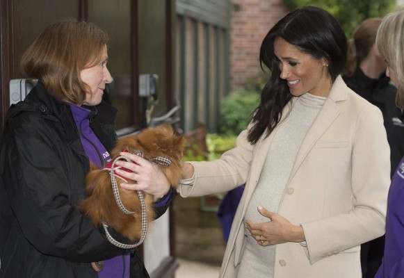 Meghan Markle se encariña de un perro en su visita a un refugio de animales