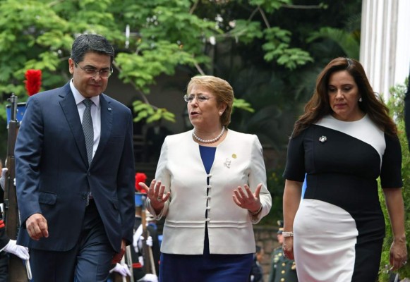 Ana García de Hernández se luce con hermoso y tallado vestido durante visita de Bachelet