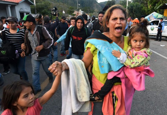 La angustia, el frío y hambre golpean a los migrantes de la caravana en la frontera de Honduras con Guatemala