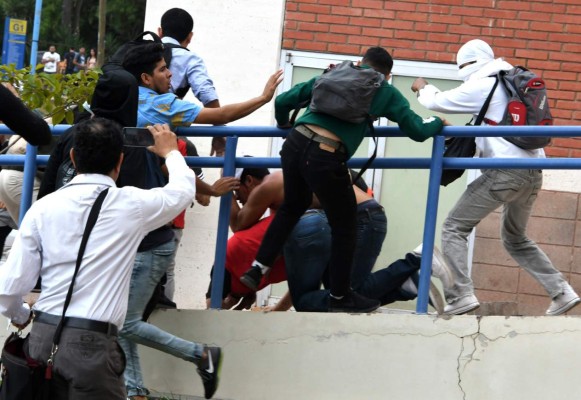 En Fotos: Así se vivió el zafarrancho entre universitarios y miembros de seguridad al interior de la UNAH