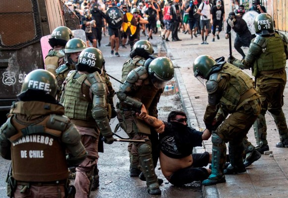 Las imágenes de las tensas y violentas protestas en Chile contra Piñera