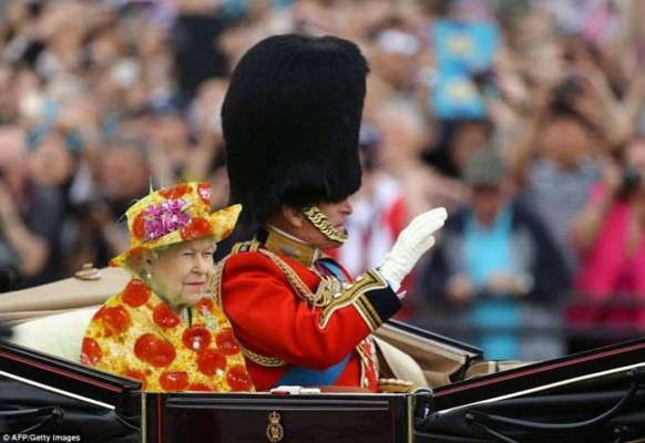 Se burlan de la Reina Elizabeth por su peculiar vestido verde