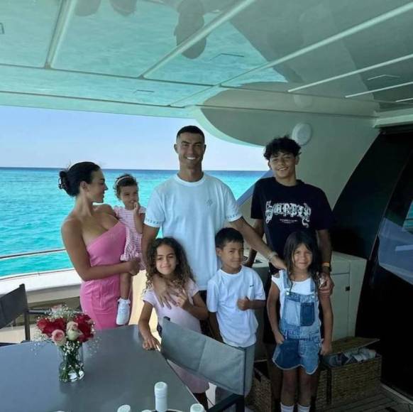 Cristiano Ronaldo disfruta de sus lujosas vacaciones con Georgina Rodríguez y su familia