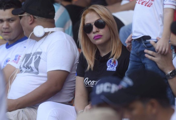 Hermosas chicas engalanan la final Olimpia - Real Sociedad