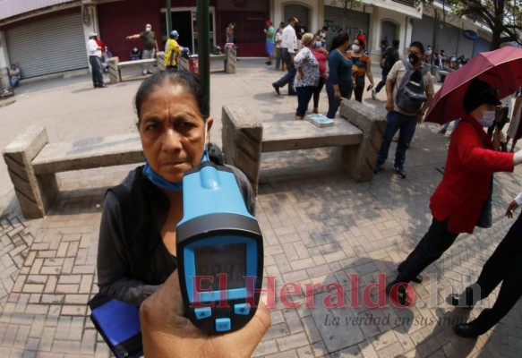 FOTOS: De forma disciplinada capitalinos acuden a los bancos