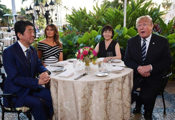 Melania Trump usa llamativo vestido en reunión de Trump y Shinzo Abe