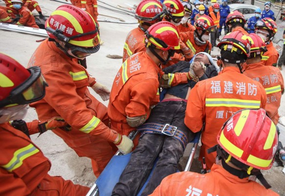 FOTOS: Ardua búsqueda de sobrevivientes de hotel colapsado en China