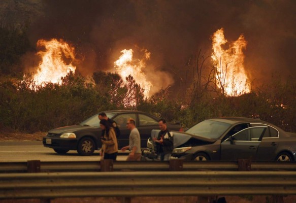 Imágenes del voraz incendio forestal que amenaza a California